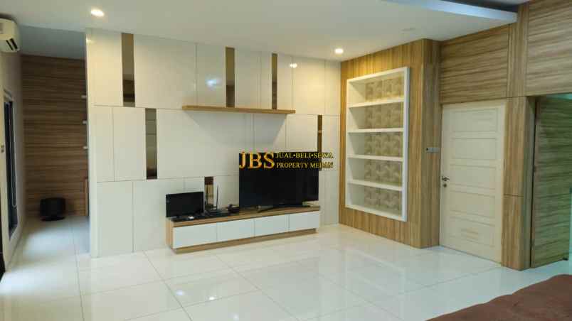 dijual rumah komplek graha metropolitan