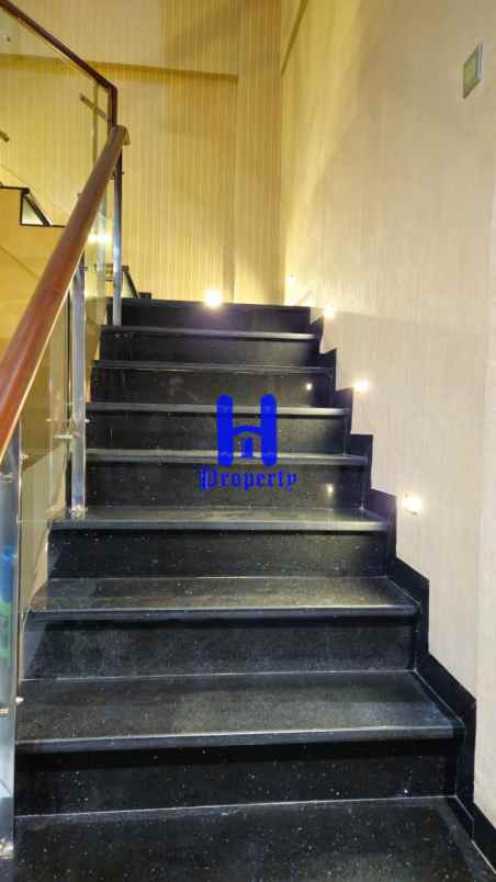 dijual rumah komplek graha metropolitan
