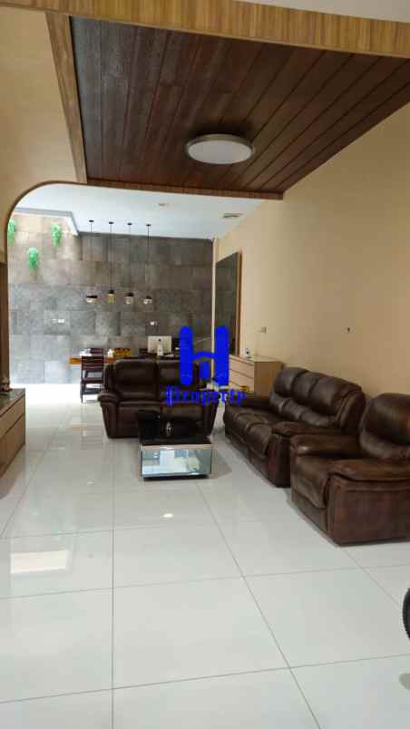 dijual rumah komplek graha metropolitan