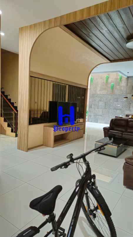 dijual rumah komplek graha metropolitan