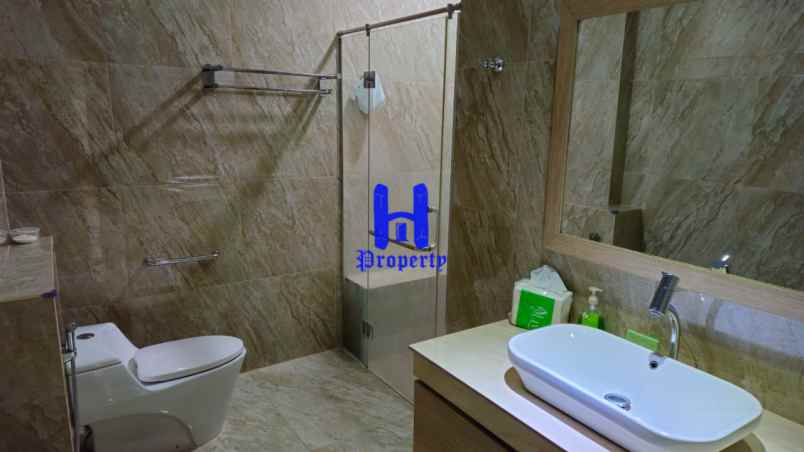 dijual rumah komplek graha metropolitan
