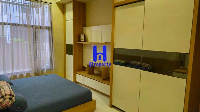 dijual rumah komplek graha metropolitan