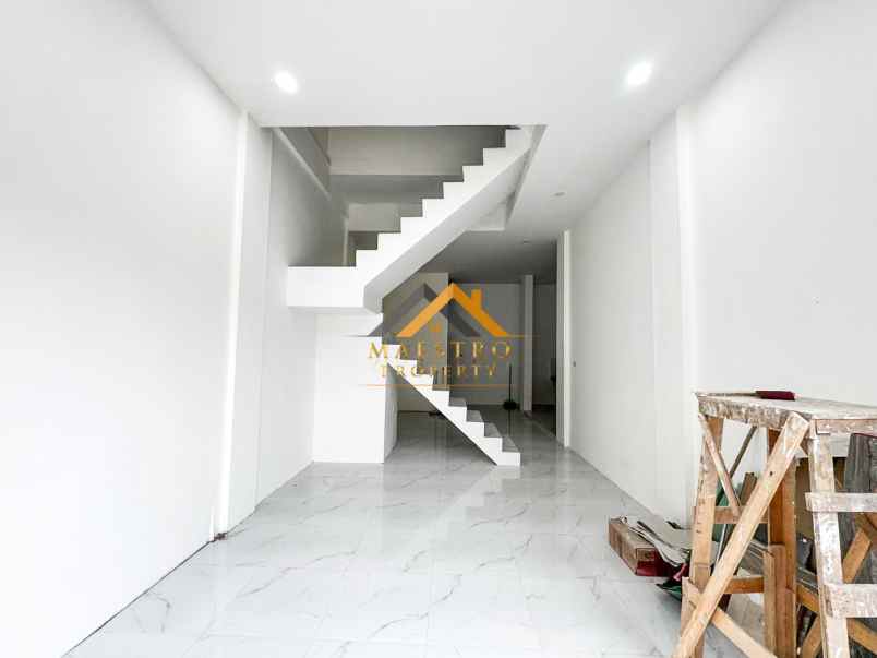 dijual rumah komplek hobbit palace