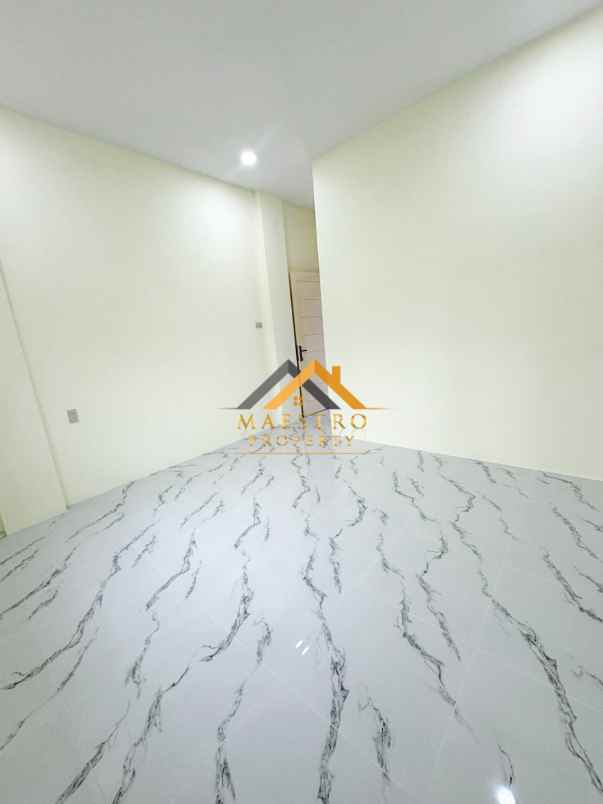 dijual rumah komplek hobbit palace