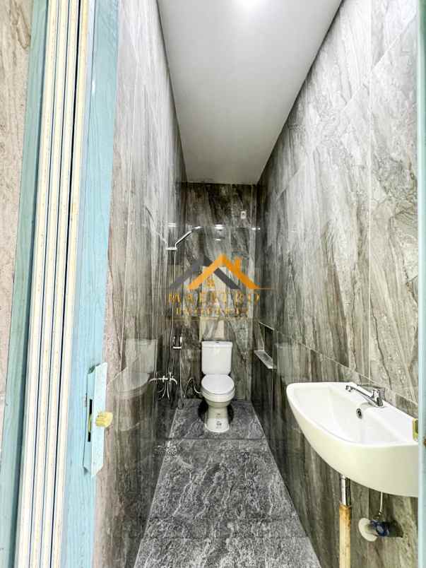 dijual rumah komplek hobbit palace