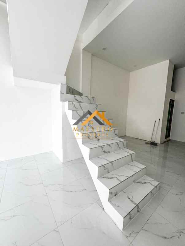 dijual rumah komplek hobbit palace