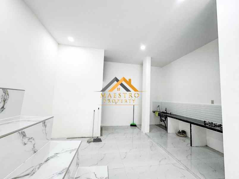 dijual rumah komplek hobbit palace