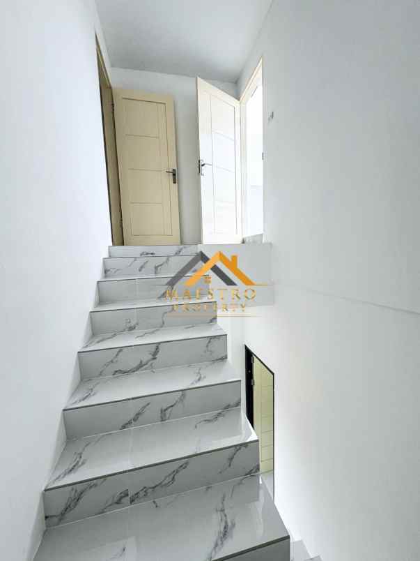 dijual rumah komplek hobbit palace