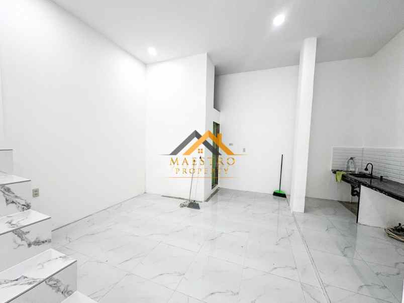 dijual rumah komplek hobbit palace