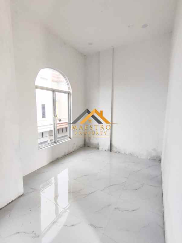 dijual rumah komplek hobbit palace