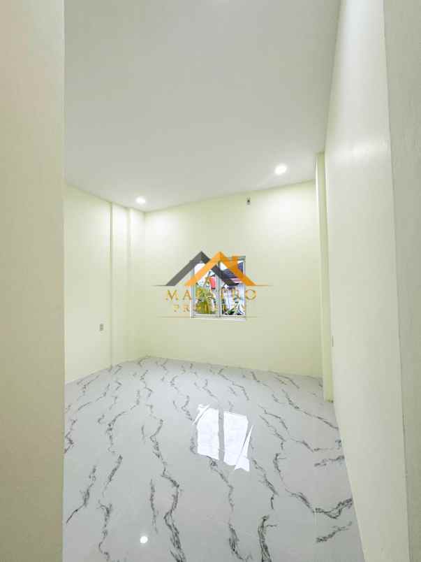 dijual rumah komplek hobbit palace