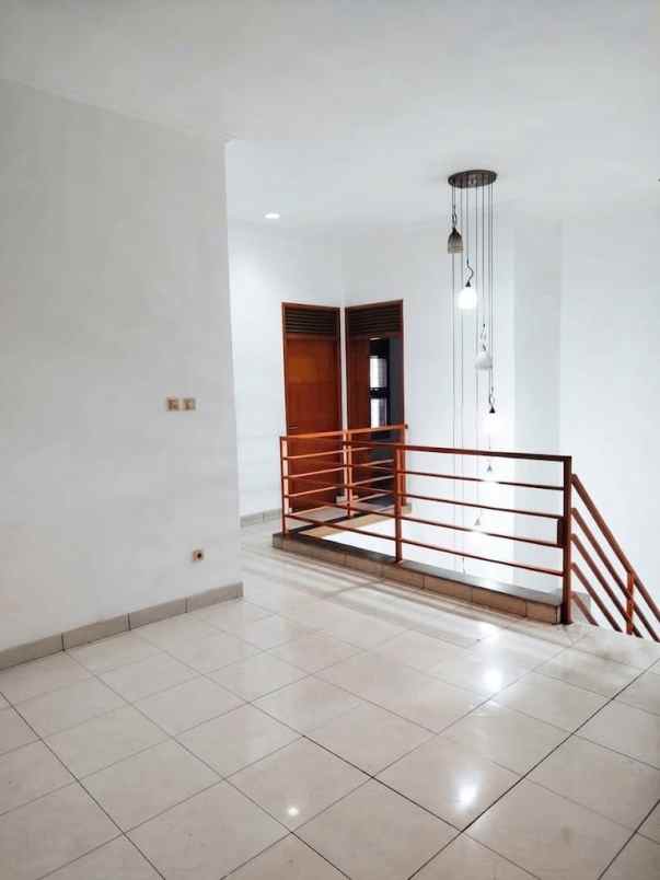 dijual rumah komplek kawaluyaan indah