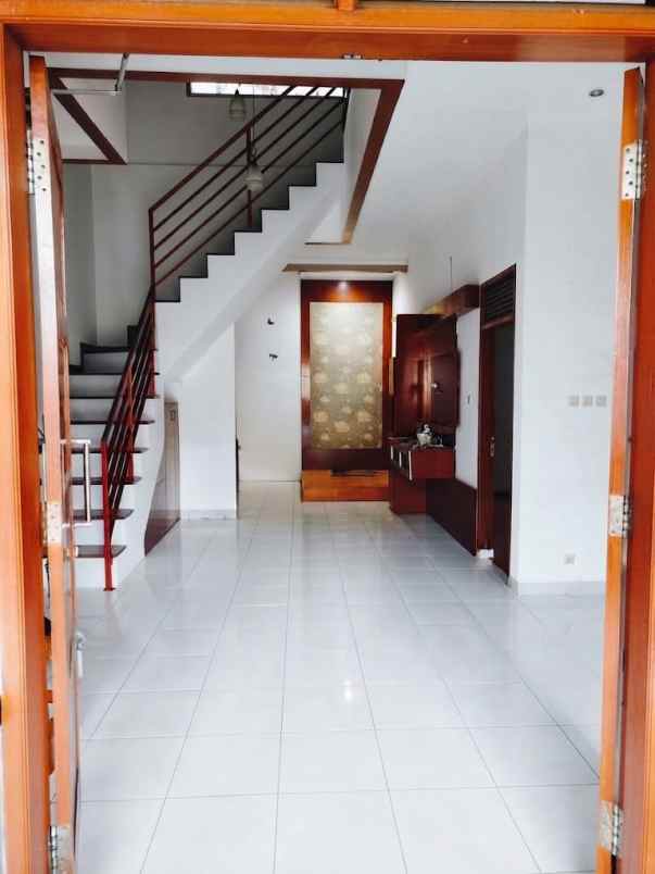 dijual rumah komplek kawaluyaan indah
