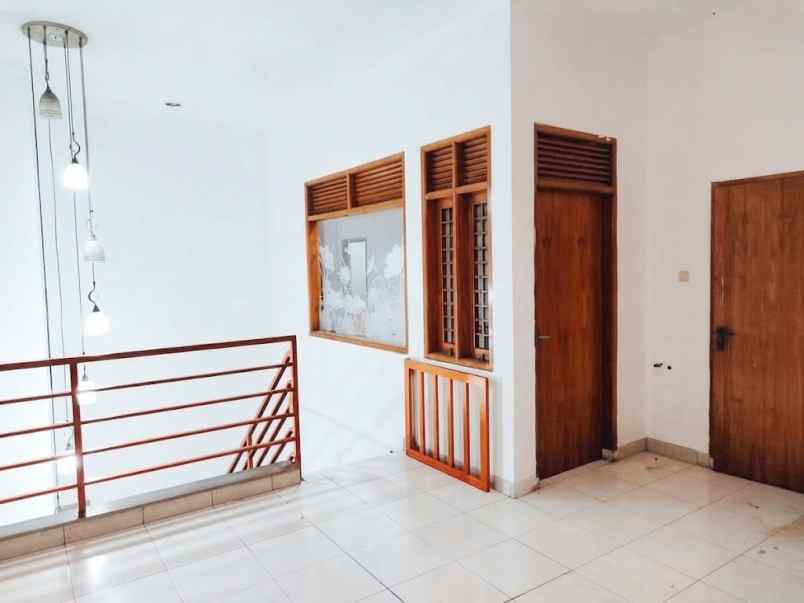 dijual rumah komplek kawaluyaan indah
