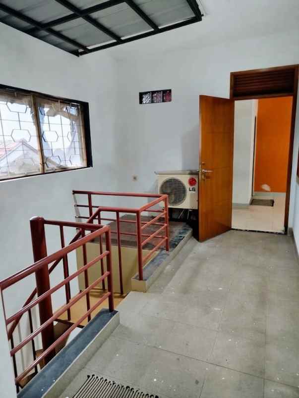 dijual rumah komplek kawaluyaan indah