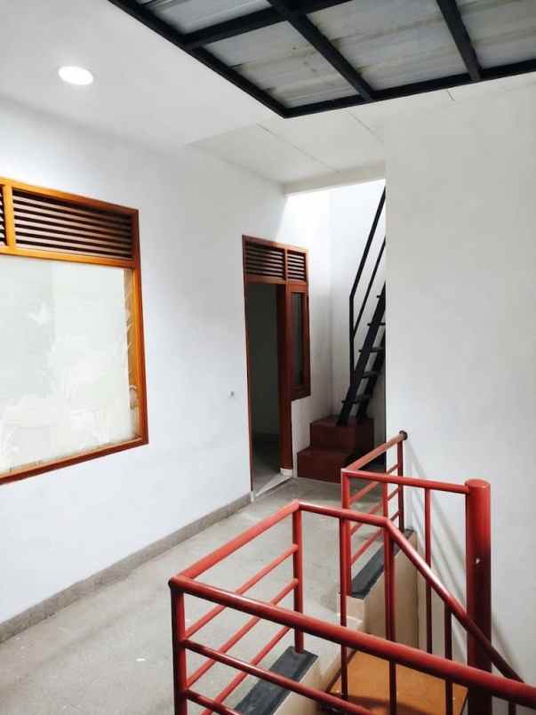 dijual rumah komplek kawaluyaan indah