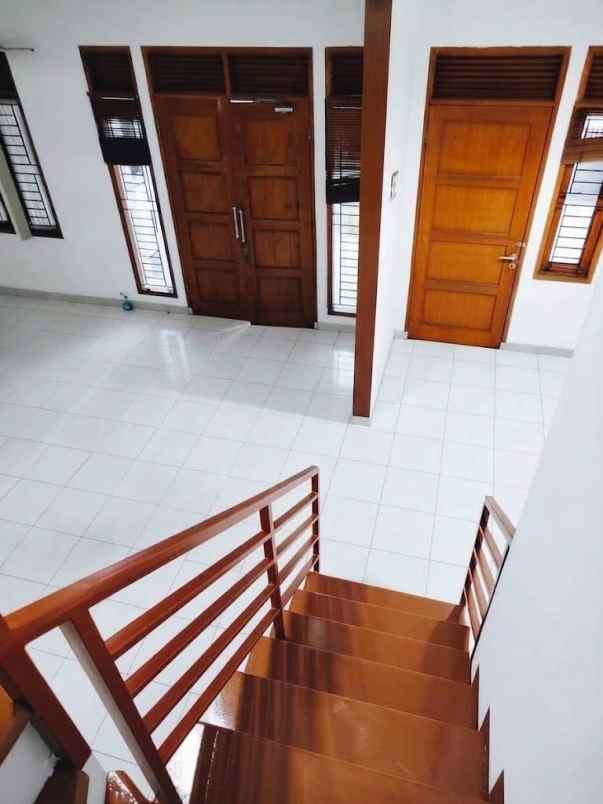 dijual rumah komplek kawaluyaan indah