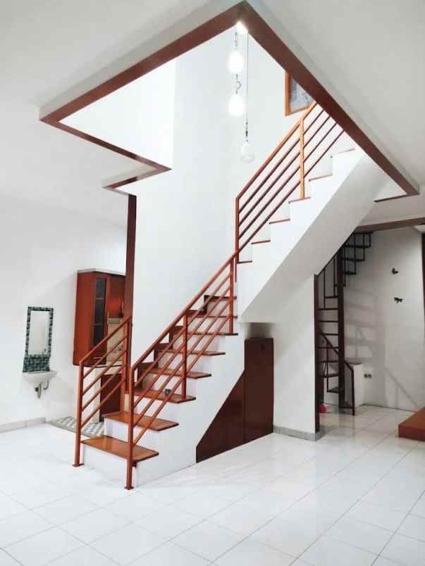 dijual rumah komplek kawaluyaan indah