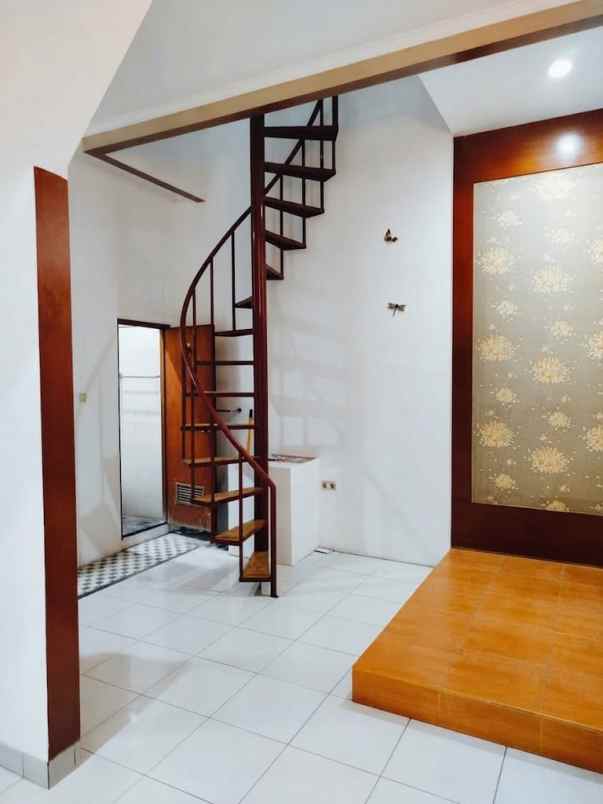 dijual rumah komplek kawaluyaan indah