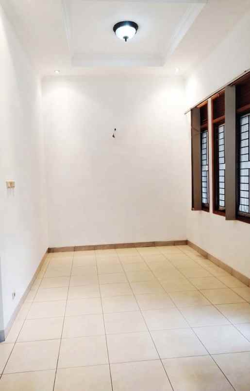 dijual rumah komplek kawaluyaan indah
