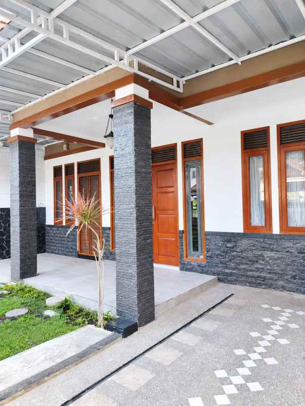 dijual rumah komplek kawaluyaan indah