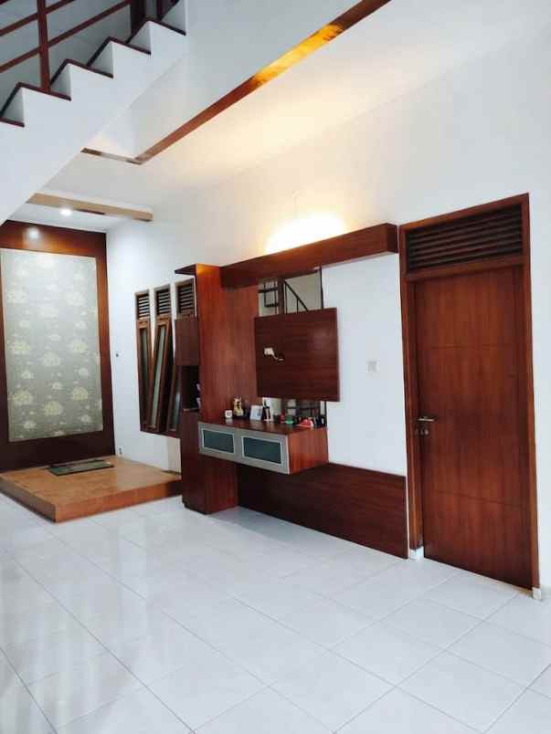 dijual rumah komplek kawaluyaan indah