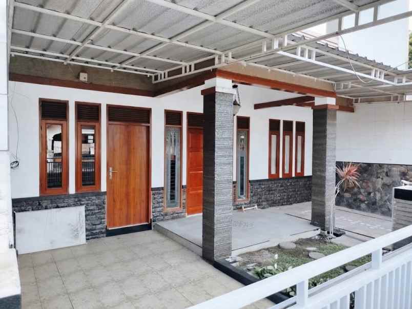 dijual rumah komplek kawaluyaan indah