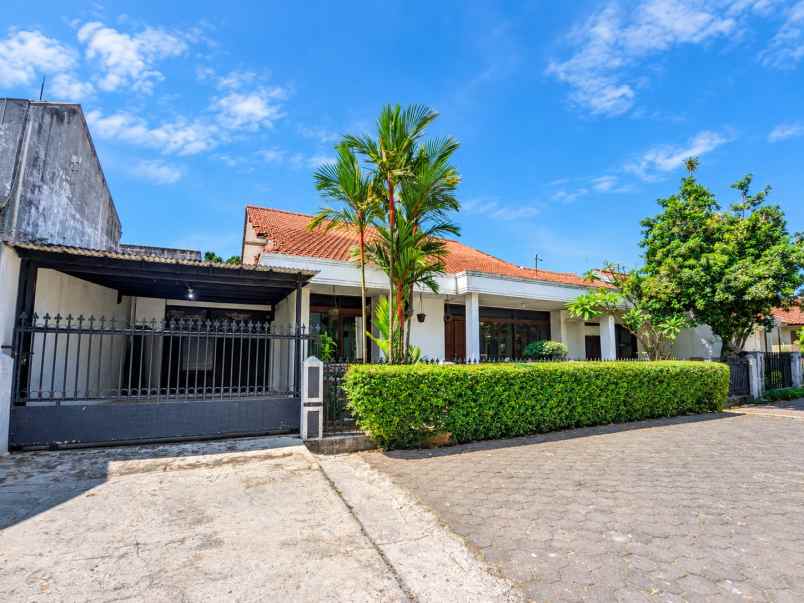 dijual rumah komplek parakan
