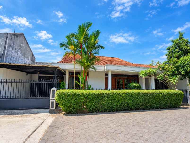 dijual rumah komplek parakan