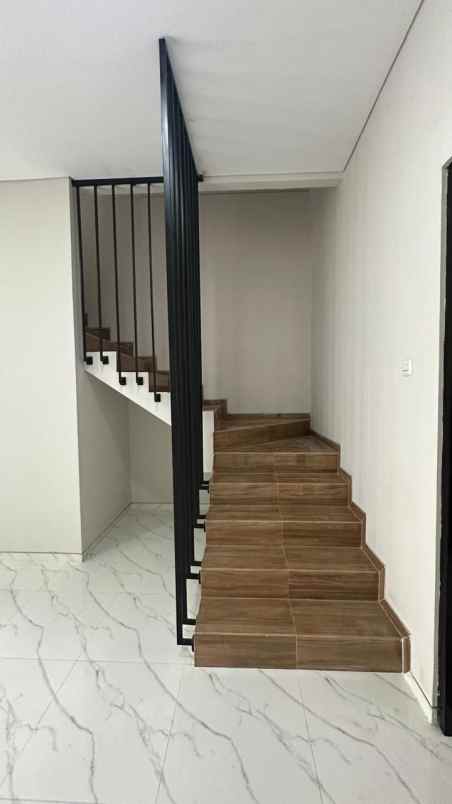 dijual rumah kutisari indah