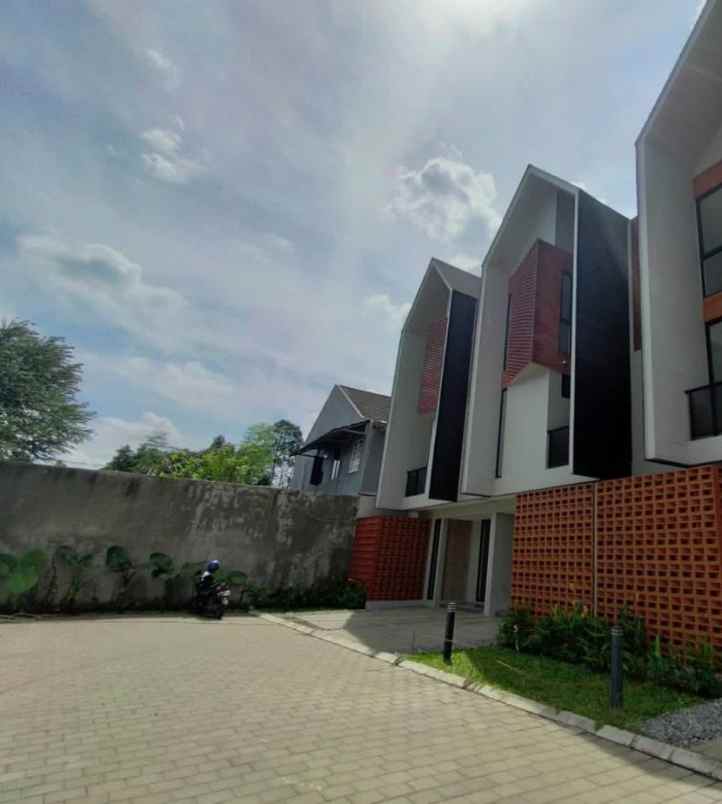 dijual rumah lokasi strategis dekat