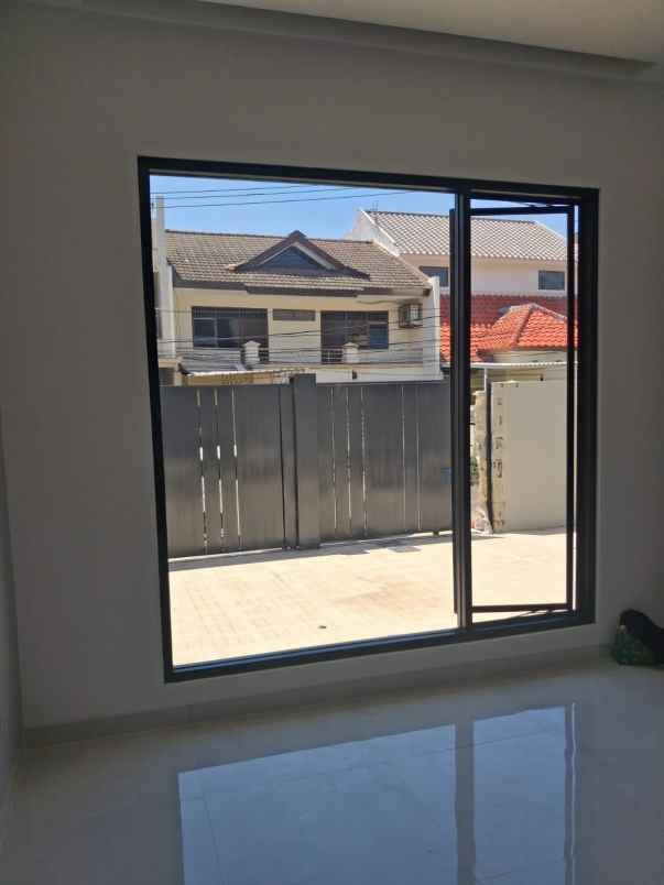dijual rumah manyar