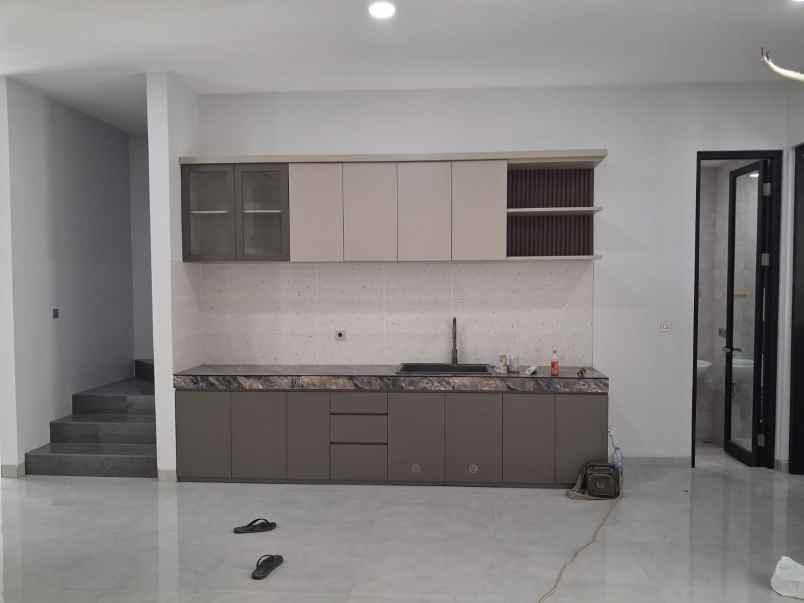 dijual rumah manyar