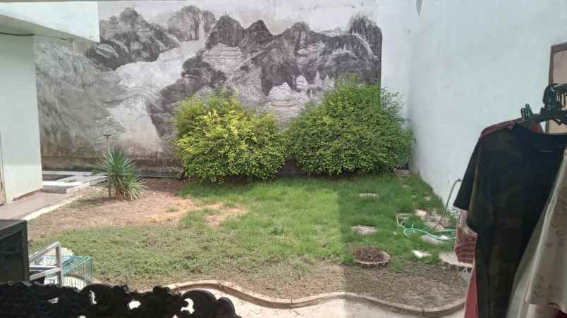 dijual rumah manyar