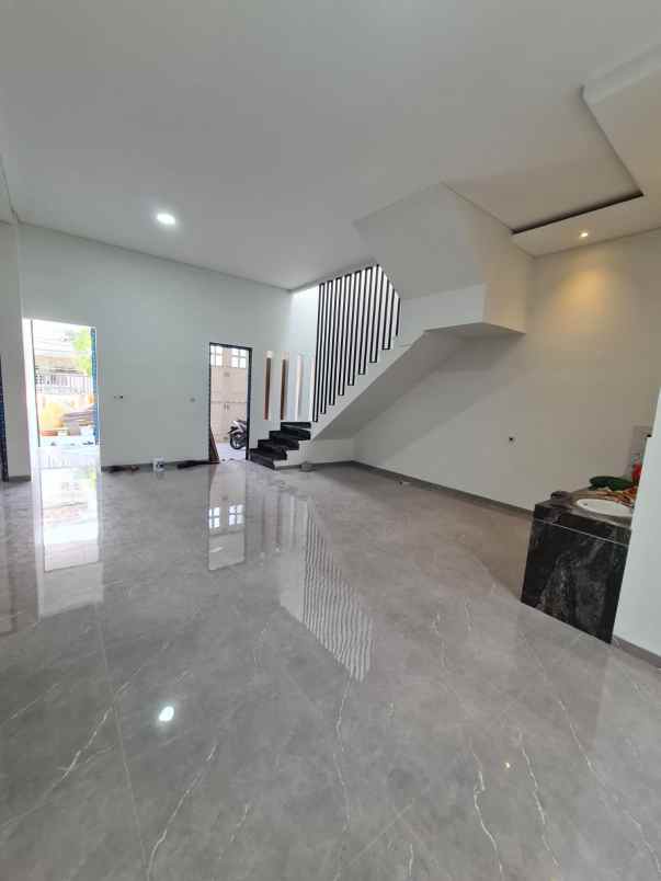 dijual rumah manyar kertaadi
