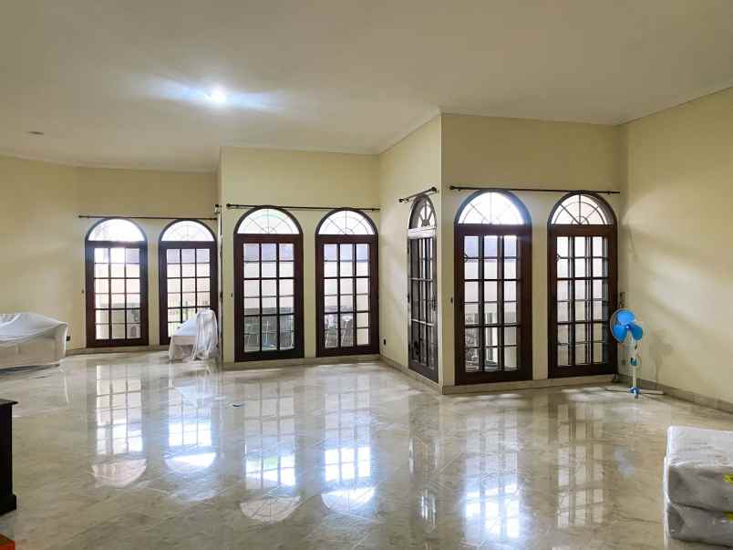 dijual rumah mega kuningan