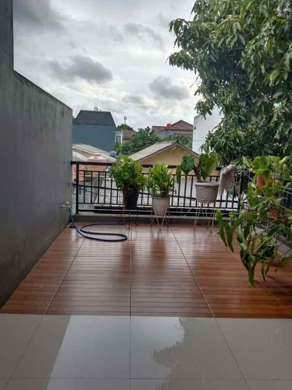 dijual rumah mewah lokasi strategis pekayon