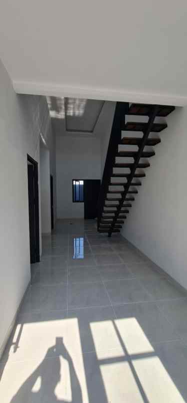 dijual rumah modern tengah