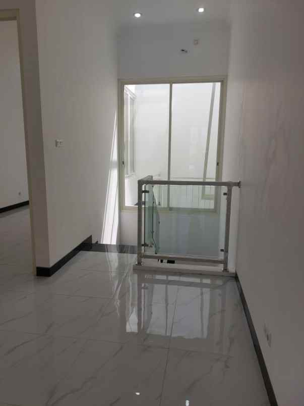 dijual rumah mulyosari