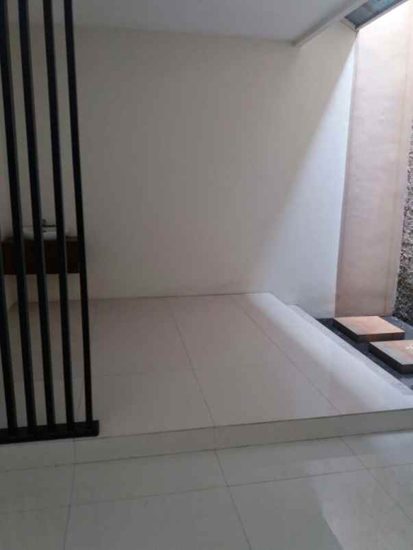 dijual rumah nginden intan