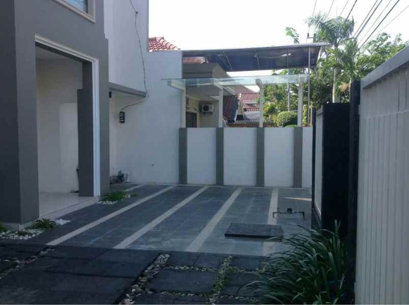 dijual rumah nginden intan
