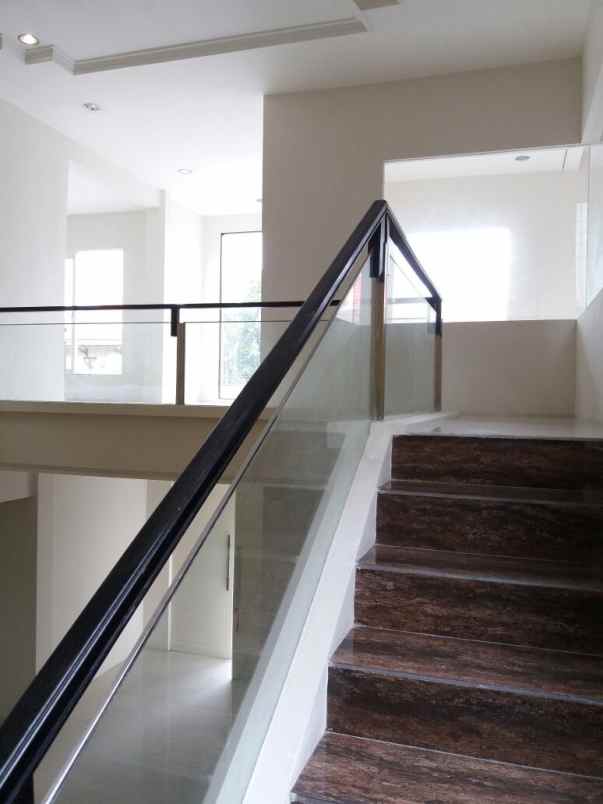 dijual rumah nginden intan