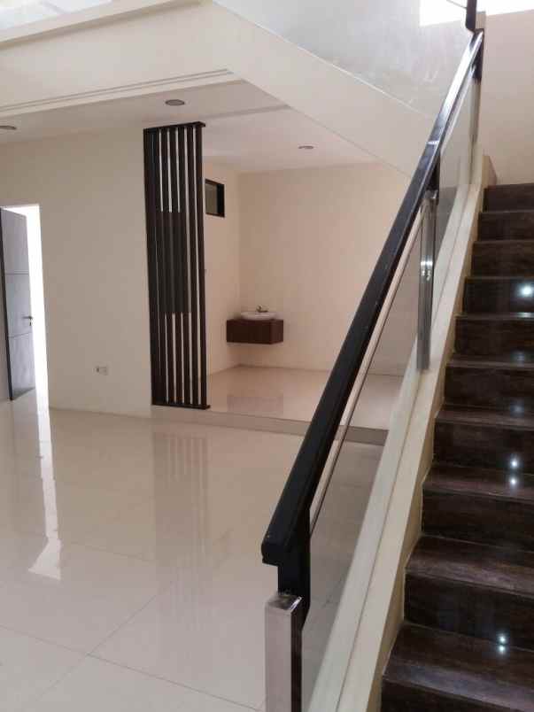 dijual rumah nginden intan