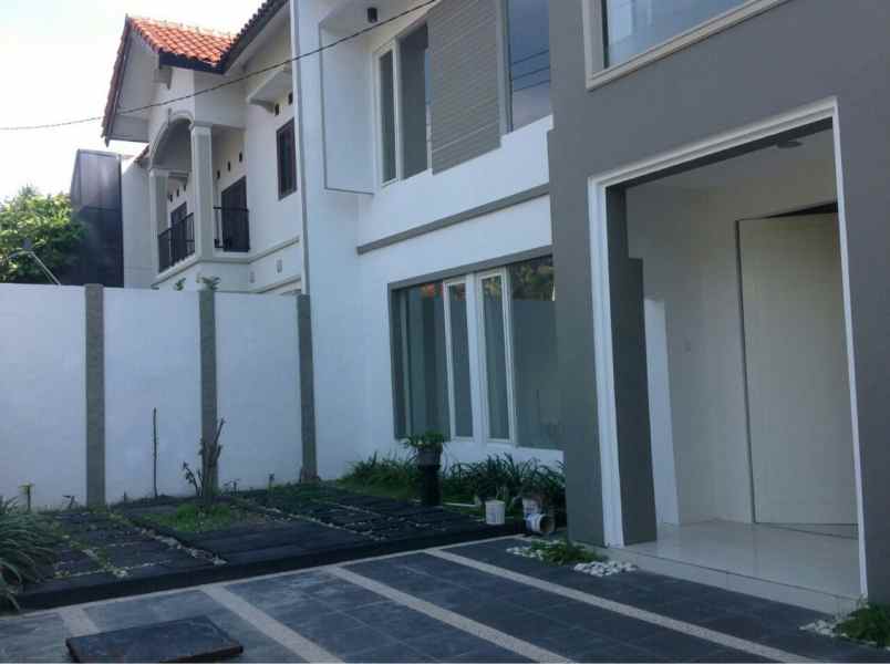 dijual rumah nginden intan
