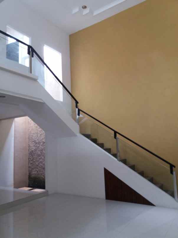 dijual rumah nginden intan
