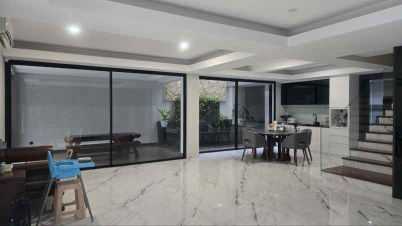 dijual rumah pakuwon city