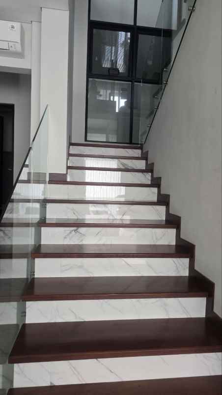 dijual rumah pakuwon city