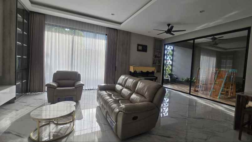 dijual rumah pakuwon city