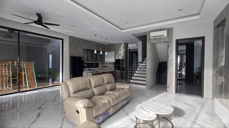 dijual rumah pakuwon city