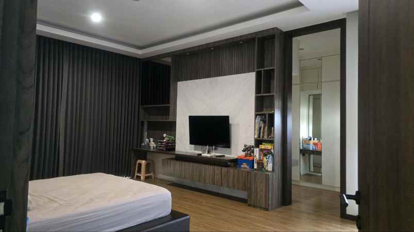 dijual rumah pakuwon city